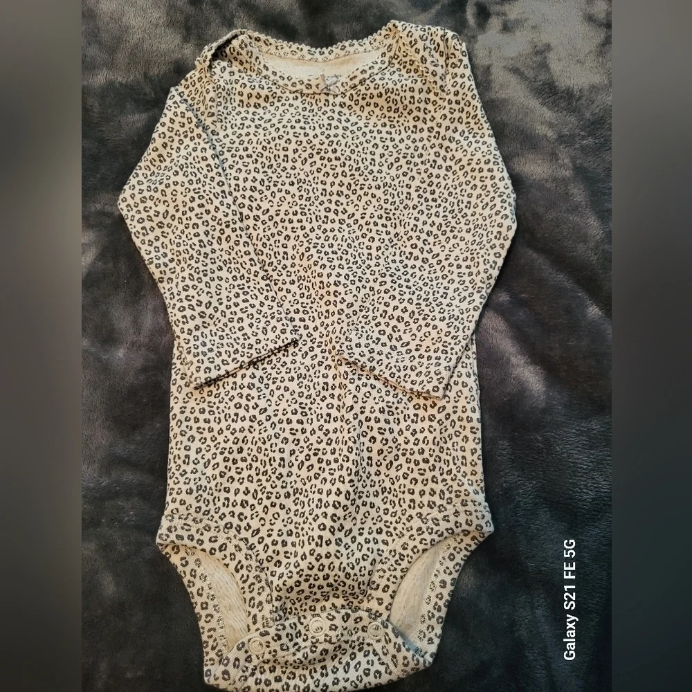🩷 3/$15 Girls (12M) 4-Piece Baby Onesies Set 2 Long Sleeve, 2 short Sleeve, EUC